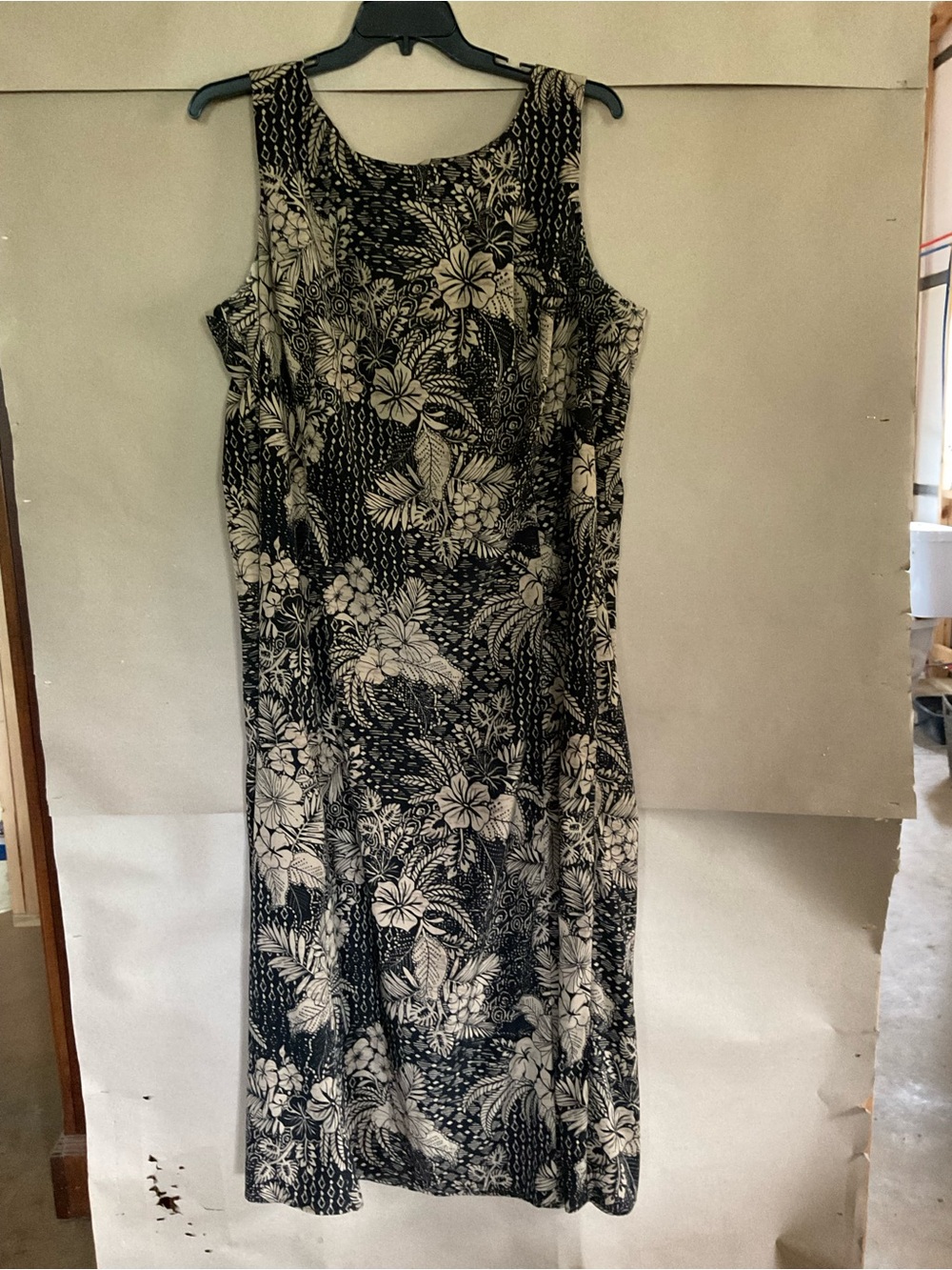 Danny & Nicole Sleeveless Black & Cream Floral Maxi Dress. Size 24W